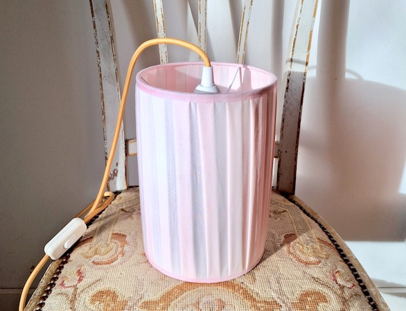 lampe à poser baladeuse rose plissée