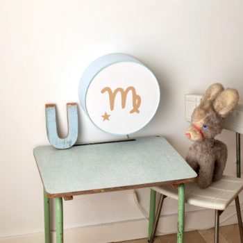 Lampe astro bleu pâle signe beige