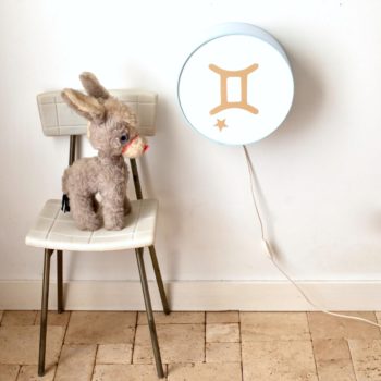 Lampe astro bleu pâle signe beige