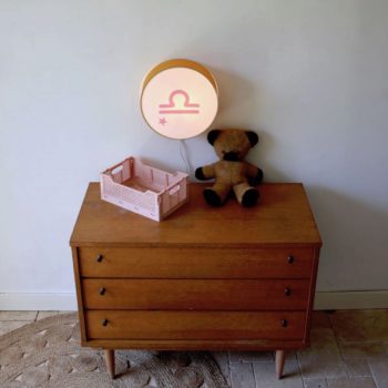 Lampe astro moutarde signe rose
