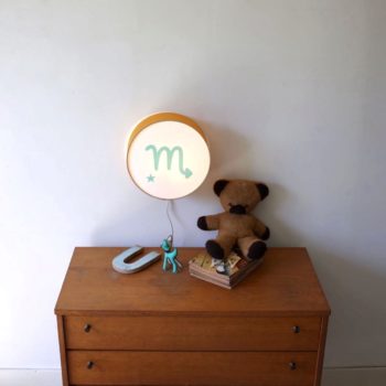 Lampe astro moutarde signe vert pâle