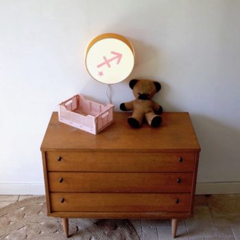 Lampe astro moutarde signe rose