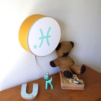 Lampe astro moutarde signe vert pâle