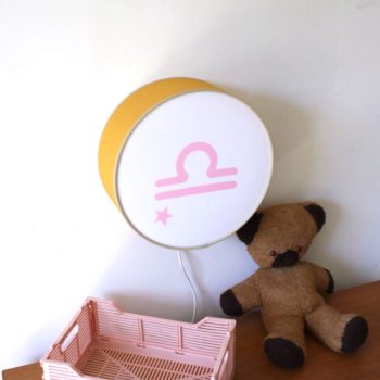Lampe astro moutarde signe rose