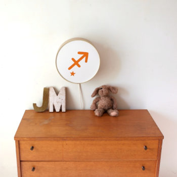 Lampe astro beige signe orange terracotta