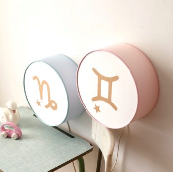 Lampe astro bleu pâle signe beige