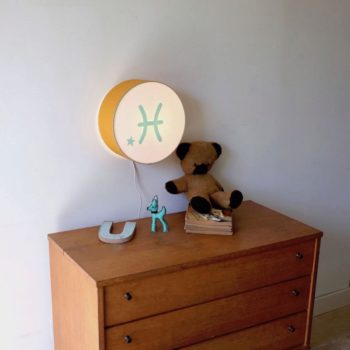 Lampe astro moutarde signe vert pâle