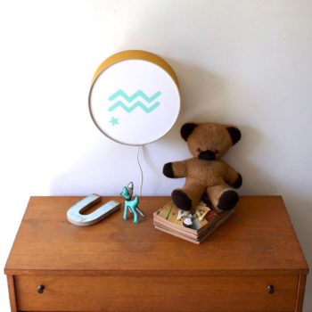 Lampe astro moutarde signe vert pâle
