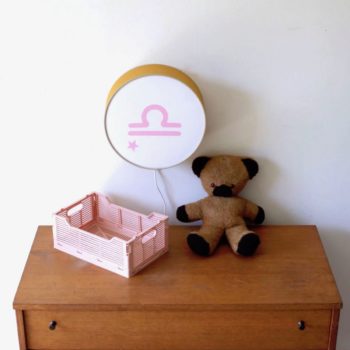 Lampe astro moutarde signe rose