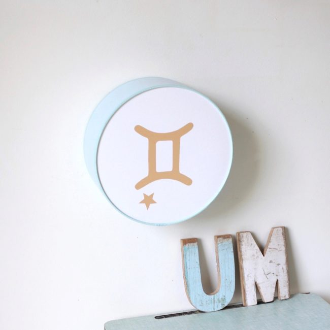 Lampe astro bleu pâle signe beige