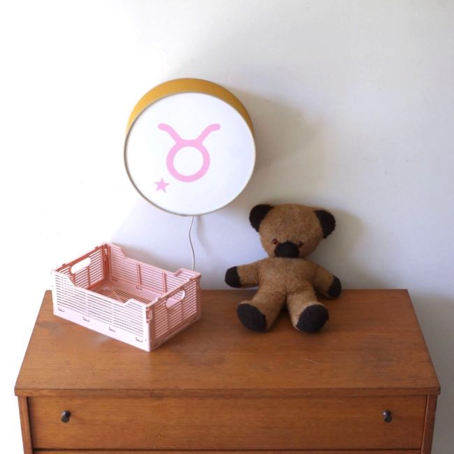 Lampe astro moutarde signe rose