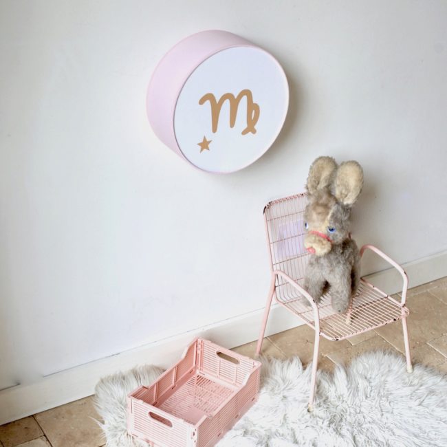 Lampe astro rose poudré signe beige