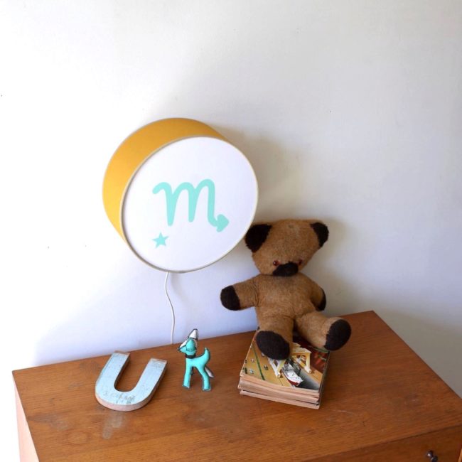 Lampe astro moutarde signe vert pâle